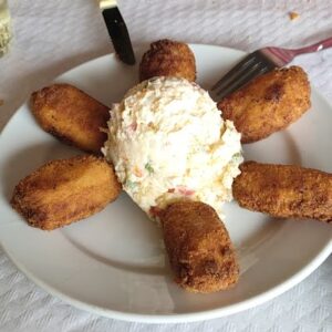 plato de ensaladilla con croquetas del guachinche los caballos